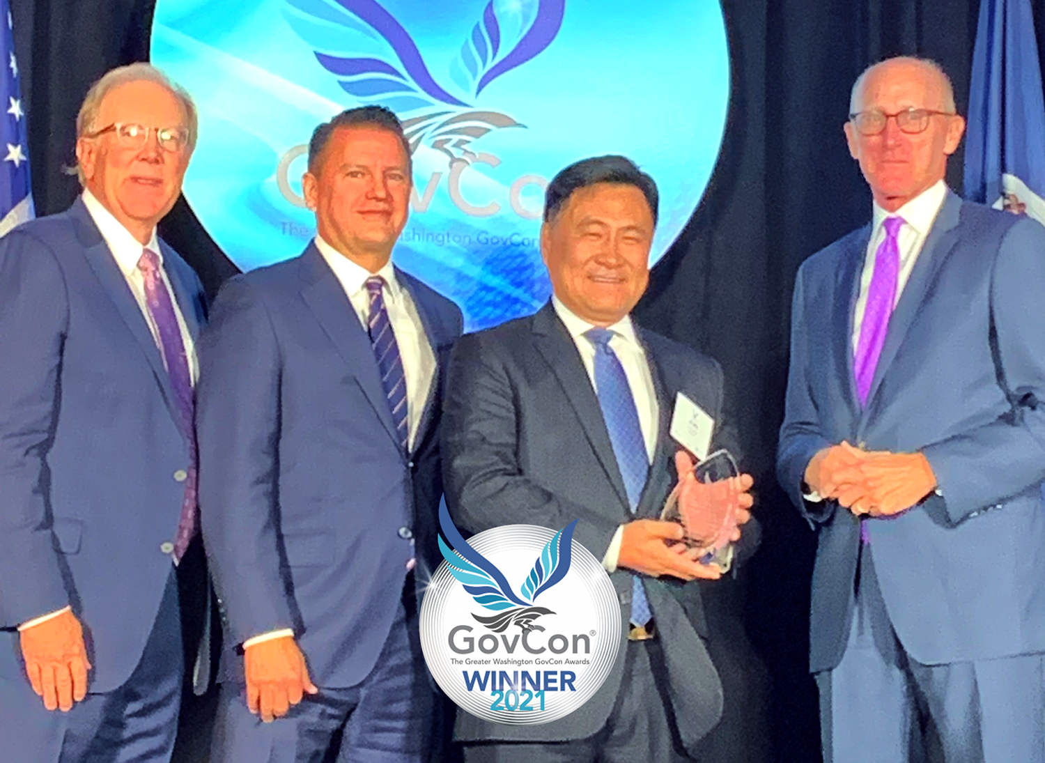 KIHOMAC CEO Ki Ho Kang receiving Executive of the Year award at the 2021 Government Contractor Awards ceremony in Greater Washington.